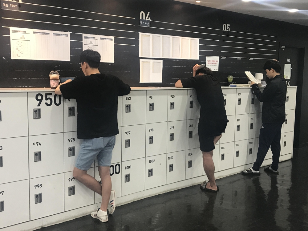오는 24일 치러지는 2017년도 서울시 7·9급 공채시험을 불과 5일 앞둔 19일 서울 동작구 노량진의 한 공무원 시험 학원에서 '공시생'들이 선 채로 막바지 공부를 하고 있다.