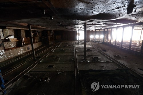 3층 중앙로비 좌현에서 올려다본 우현부.