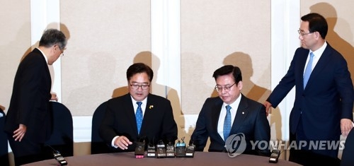 국회 '반쪽 정상화'에 정국 냉각…추경·송영무 장외공방(종합) - 1