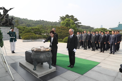 현충원을 찾아 참배하는 김현미 국토부 장관