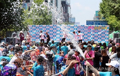 금남로에서 열린 광주물총축제