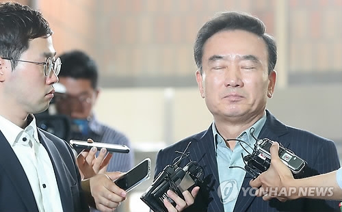 (서울=연합뉴스) 김도훈 기자 = 여직원 성추행 의혹을 받고 있는 호식이두마리치킨 최호식 전 회장이 21일 오전 경찰조사를 받기 위해 서울 강남구 서울강남경찰서로 출두해 취재진 질문을 듣고 있다. 2017.6.21