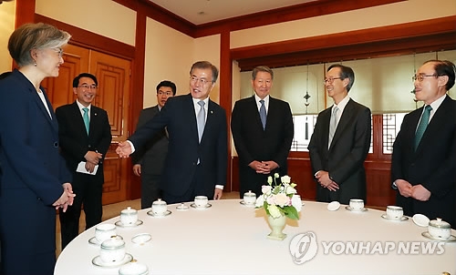 강경화 외교장관 소개하는 문 대통령