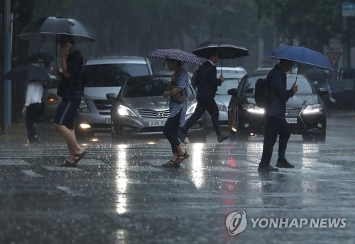 우산 쓴 시민