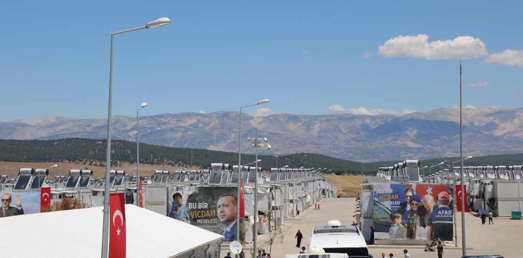 난민 2만5천명 '컨테이너 도시'…곳곳에 에르도안 벽보