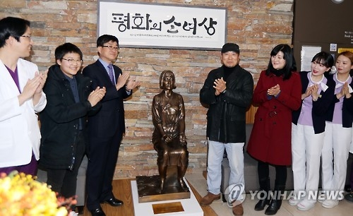 개인이 실내에 처음 건립한 '평화의 소녀상'