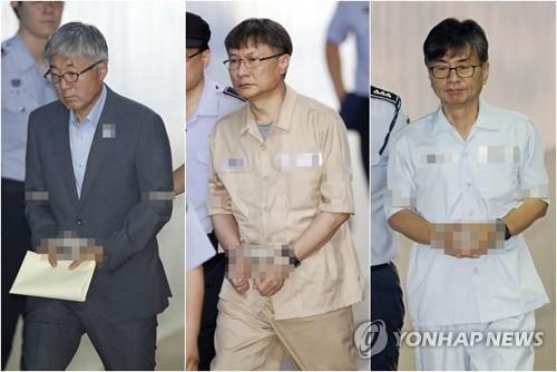 재판 출석하는 블랙리스트 3인방(서울=연합뉴스) 김인철 기자 = 김종덕 전 문화체육부 장관(왼쪽부터), 정관주 전 문화체육부 1차관, 신동철 전 청와대 정무비서관이 27일 오전 서초구 서울중앙지법에서 열린 재판에 출석하기 위해 법정으로 향하고 있다. 2017.6.27yatoya@yna.co.kr