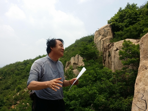 (경주=연합뉴스) 경북 경주남산연구소장 김구석씨가 경주 남산에서 강의하고 있다.