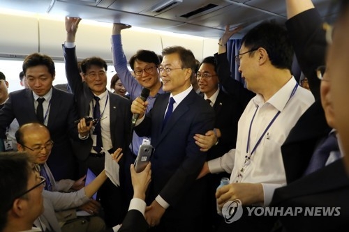 문 대통령, '기내 기자 간담회'