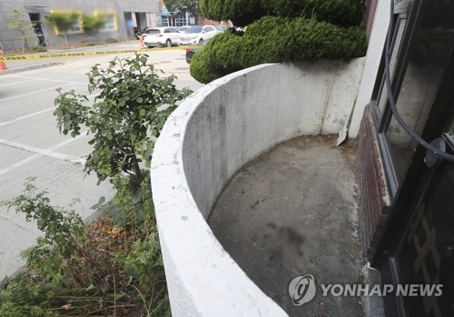 경찰, 교회 베란다서 숨진채 발견된 20살 여성 신원 확인 - 2