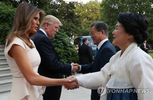 한·미 정상 부부의 악수