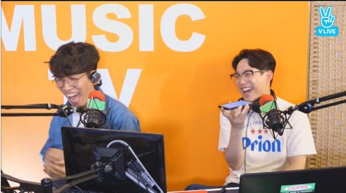 '십란한 밤' 진행 중인 고영배와 권정열(오른쪽)