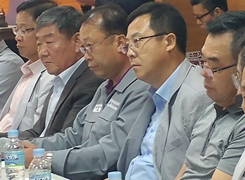 굳은 표정의 군산 조선업계 대표들