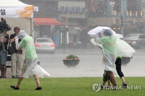 (서울=연합뉴스) 임헌정 기자 = 한때 장맛비가 무섭게 쏟아진 9일 오후 서울광장에서 시민들이 비를 피하려 뛰어가고 있다. 2017.7.9