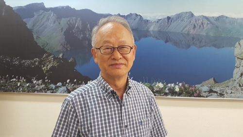 고려인 강제이주 80주년 기념사업회의 공동대회장을 맡아 23일부터 8월 5일까지 수난의 현장을 답사하는 이부영 전 국회의원이 21일 서울 세종로 동아시아평화회의 사무실에서 연합뉴스의 인터뷰에 응하고 있다.