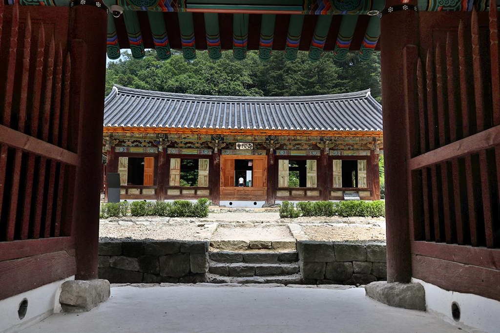 수타사 일주문 격인 사천왕상에서 바라본 흥회루