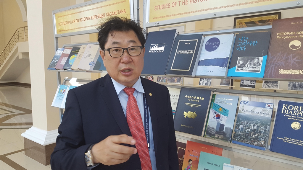알파라비 카자흐스탄국립대 김 게르만 교수가 세계한민족포럼이 열린 카자흐국립대에서 연합뉴스의 인터뷰에 응하고 있다.