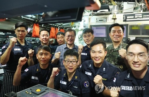 문 대통령, 잠수함 사령부 장병들과 파이팅!