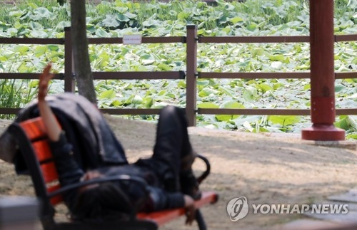 '폭염 피해 그늘로'