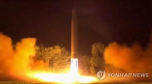 북한이 공개한 '화성-14' 2차 시험발사 장면