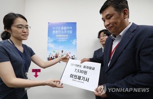 최저임금 이의제기서 전달하는 소상공인(세종=연합뉴스) 이진욱 기자 = 최승재 회장(오른쪽) 등 소상공인연합회 소속회원들이 7월 28일 오전정부세종청사 고용노동부를 방문, 최저임금 이의제기서를 전달하고 있다. 2017.7.28cityboy@yna.co.kr(끝)