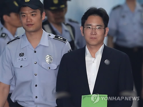 결심 공판 앞둔 이재용 (서울=연합뉴스) 이정훈 기자 = 이재용 삼성전자 부회장이 7일 오후 서울 서초구 서울중앙지법에서 결심 공판에 출석하기 위해 법정으로 향하고 있다. 2017.8.7uwg806@yna.co.kr(끝)