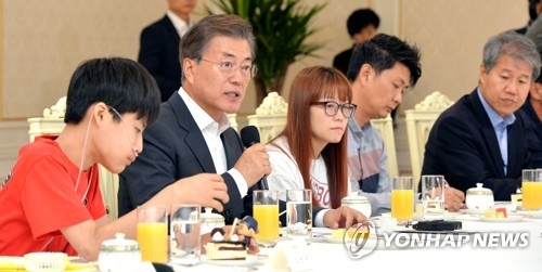 문 대통령, 가습기 살균제 피해자 면담
