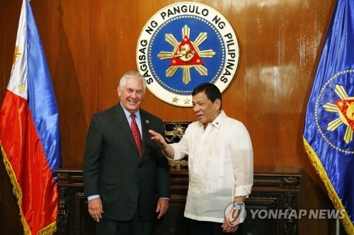 필리핀 대통령과 환담하는 렉스 틸러슨 미국 국무장관(왼쪽)[AP=연합뉴스 자료사진]