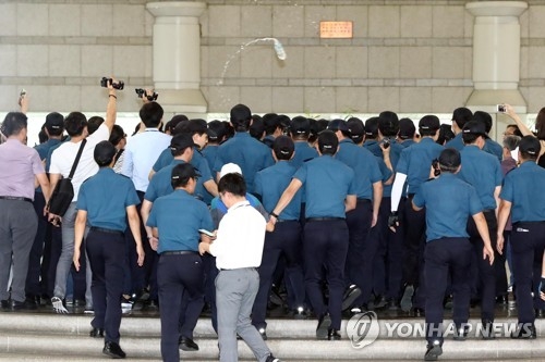 박영수 특검에게 물병 던지는 박근혜 지지자들
