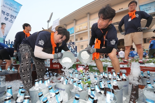 가맥지기의 분주한 모습.