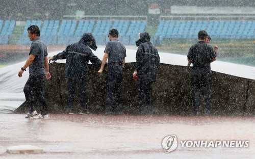 갑작스레 폭우 쏟아지는 대전 야구장