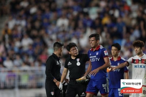 서울과의 경기에서 상대 선수에게 태클을 당해 오른쪽 발목 통증을 호소하는 조나탄
