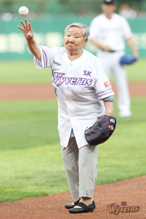 시구하는 길원옥 할머니
