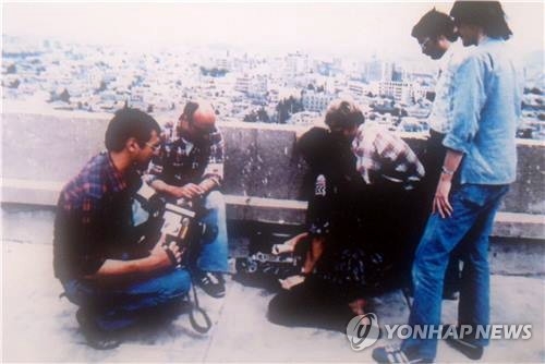 1980년 5월 당시 광주 상황을 기록하는 힌츠페터(왼쪽 첫번째)