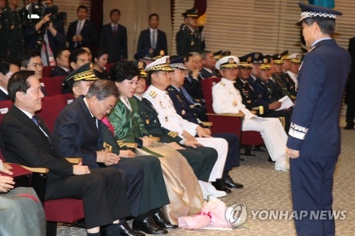 문 대통령에게 경례하는 정경두 합참의장