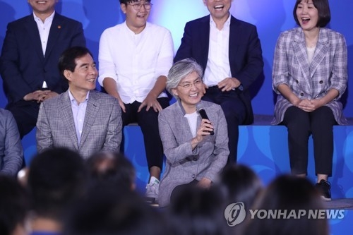(서울=연합뉴스) 배재만 기자 = 강경화 외교부 장관이 20일 오후 청와대 영빈관에서 열린 새 정부 출범 100일 기념 국민인수위원회 대국민 보고대회인 '대한민국, 대한국민'에서 사회자의 질문에 답하고 있다. 2017.8.20