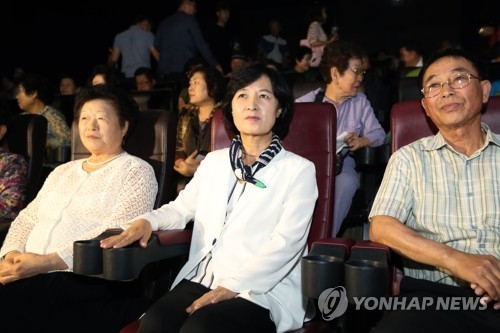 광주서 택시운전사 관람하는 추미애