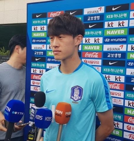(파주=연합뉴스) 김경윤 기자 =축구대표팀 이재성이 22일 파주 국가대표트레이닝센터에서 열린 대표팀 훈련에 앞서 인터뷰를 하고 있다. 2017.8.22cycle@yna.co.kr