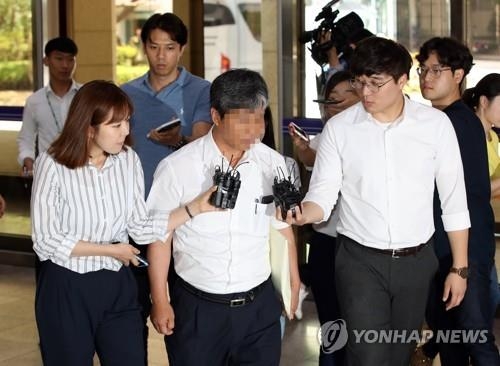 조사받으러 들어가는 오산교통 대표