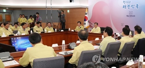 (서울=연합뉴스) 김주형 기자 = 문재인 대통령이 23일 오후 서울 도렴동 외교부 청사에서 열린 취임 후 첫 '2017 외교부·통일부 핵심정책 토의'에서 발언하고 있다. 2017.8.23kjhpress@yna.co.kr(끝)