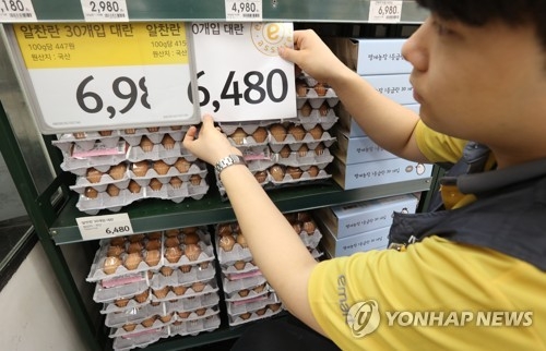 계란 가격표 바꾸는 대형마트 직원 [연합뉴스 자료사진]