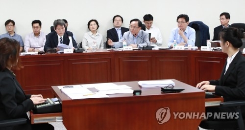 文대통령 '개헌 발언' 논란…野 "국회무시" vs 與 "국회존중" - 2