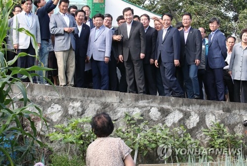 주민과 이야기하는 이낙연 총리(대전=연합뉴스) 이진욱 기자 = 이낙연 국무총리가 26일 오전 대전시 동구 소제동 주거환경개선사업지구를 방문, 주민과 이야기를 나누고 있다. 2017.8.26