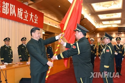 시진핑 주석이 리쭤청 상장에게 군기를 전달하고 있다.