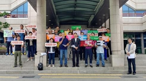 아산시청 앞에서 농협 육가공공장 건립 반대하는 시민단체