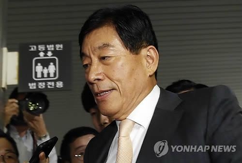 법정 향하는 원세훈 전 국정원장(서울=연합뉴스) 김인철 기자 = '국가정보원 댓글' 사건으로 기소된 원세훈 전 국정원장이 30일 오후 서울 서초구 서울고등법원에서 열린 파기환송심 선고공판에 출석하고 있다. 2017.8.30 yatoya@yna.co.kr