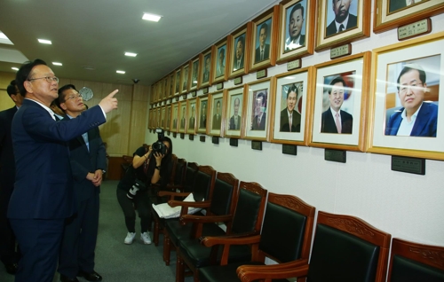 역대 경남도지사 사진보는 김부겸 행안부 장관