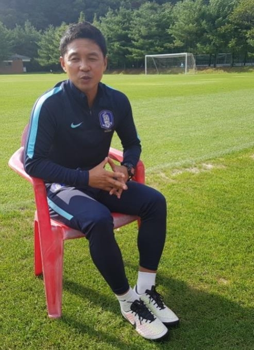 (파주=연합뉴스) 김경윤 기자 = 16세 이하(U-16) 여자축구대표팀 허정재 감독이 30일 파주국가대표트레이닝센터(NFC)에서 취재진의 질문에 답변하고 있다. 2017.8.30cycle@yna.co.kr