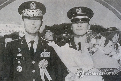 아들 김훈 중위(오른쪽) 임관식에 참석한 김척씨
