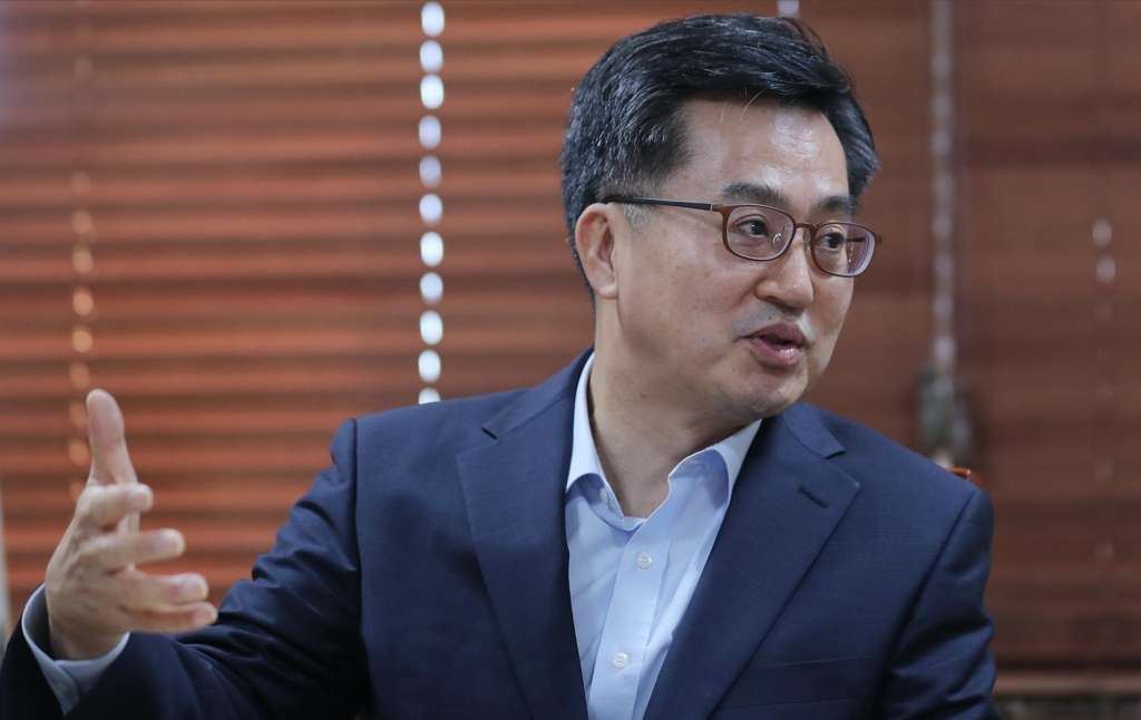 인터뷰하는 문재인 정부 경제 컨트롤 타워